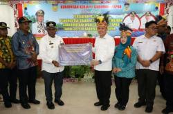 Pj Gubernur Papua Agus Fatoni Kunker ke Waropen, Beri Bantuan Pembangunan Bandara Botawa<