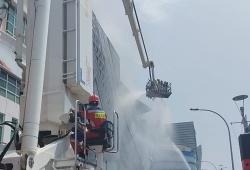Kebakaran di Ruko Mangga Dua Square Belum Padam, Damkar Kerahkan Bronto Skylift<