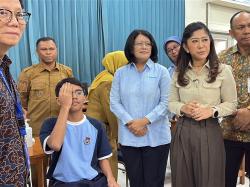 Momen Menteri Meutya Dampingi Siswa SMPK Penabur Gading Serpong Jalani CKG Sekolah