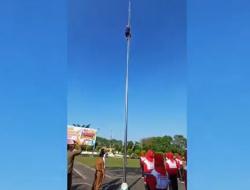 Viral Aksi Heroik Anggota BPBD Lumajang Panjat Tiang Bendera 15 Meter Perbaiki Tali Putus<