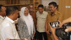 Aksinya Seberangi Sungai Viral, Bidan Dona Diundang Wagub Sumbar Dapat Penghargaan<