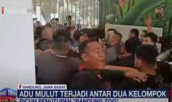 Penutupan Bandung Zoo Ricuh, 2 Kubu Saling Baku Hantam<