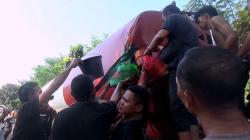 Truk Tangki BBM Tabrakan dengan Fuso di Lumajang, Warga Berebut Tumpahan Solar<