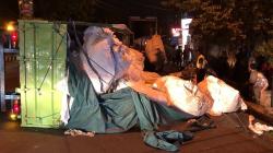 Truk Angkut Puluhan Ton Plastik Terguling di Mojokerto, Muatan Berserakan di Jalan<