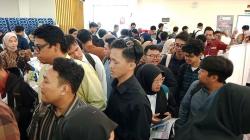 Ratusan Pencari Kerja Berdesakan Serbu Job Fair di Surabaya<