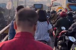 Macet Parah Imbas Kecelakaan Truk di Ciputat, Warga Sampai Jalan Kaki di Flyover<