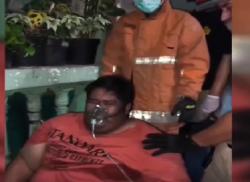 Dramatis! Damkar Evakuasi Pemuda Berbobot 400 Kg dari Gang Sempit di Surabaya<