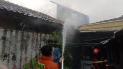 Rumah 2 Lantai di Kawasan Padat Penduduk Hangus Terbakar