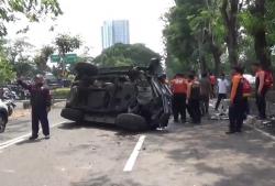 Kecelakaan di Surabaya, Land Cruiser Terbalik akibat Sopir Mengantuk, 3 Luka-Luka