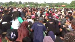 Prosesi Gunungan Haul Ki Ageng Jaka Tarub Ricuh, Lansia dan Emak-Emak Jatuh Terinjak<