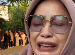 Viral Emak-Emak Nangis usai Sowan ke Solo, Tak Rela Jokowi Dituduh Berijazah Palsu