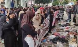 Kesal Dikirimi Sampah dari Warga 3 Desa, Bupati Pandeglang Copot 3 Pejabat<