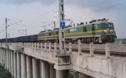 Wow! India Uji Coba Kereta Sepanjang 4,5 Km, Ditarik 7 Lokomotif