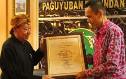 Sastrawan Lampung Udo Z Karzi Raih Anugerah Sastra Rancage 2025<
