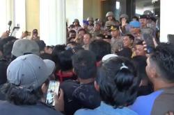 Demo Tolak Kenaikan PBB di Bone Ricuh, Mahasiswa Bentrok dengan Satpol PP<