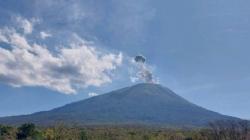 Gunung Ile Lewotolok Kembali Erupsi, Masyarakat Diminta Jangan Panik Dengar Dentuman<