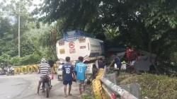 Truk Tangki BBM Kecelakaan di Gunung Tabalik, Nyaris Terjun ke Jurang<