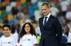 Presiden UEFA Ajak 2 Bocah Palestina Bagikan Medali Piala Super Eropa untuk PSG