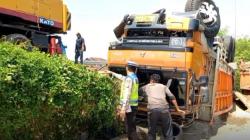 Kecelakaan di Tol Cibitung-Cilincing, Truk Pasir Terbalik<
