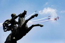 Atraksi Pesawat TNI AU Hiasi Langit Jakarta saat HUT ke-80 Republik Indonesia