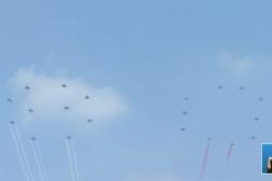 Atraksi Pesawat Tempur F-16 TNI AU Bentuk Formasi 80 Hiasi Langit Istana