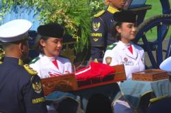 Kirab Bendera Merah Putih Tiba di Istana Merdeka, Dikawal Pasukan Berkuda