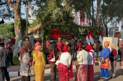 Masyarakat Antusias Antre Masuk Istana Merdeka jelang Upacara HUT ke-80 RI
