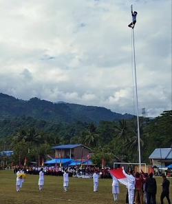 Viral Warga Panjat Tiang Bendera Upacara HUT RI di Kolaka Utara<