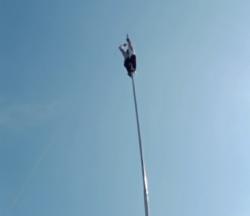 Heroik! Siswa SD di Lampung Panjat Tiang Bendera usai Tali Lepas