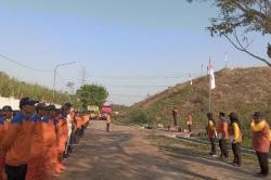 HUT ke-80 RI di TPA Sukoharjo, Pemulung hingga Penyapu Jalan Ikut Upacara<