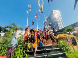 Grand Mercure Malang Mirama Gelar Upacara HUT ke-80 RI, Lepas 300 Merpati<