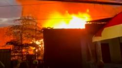Kebakaran di Makassar, Warga Panik Lihat Api Berkobar<
