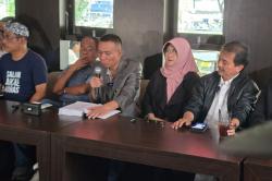 Roy Suryo Kecewa Peluncuran Buku Jokowi’s White Paper Diganggu, Lampu-AC Mati<
