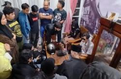 Pasangan Selingkuh Digerebek Warga di Bukittinggi, Didenda 50 Sak Semen<