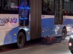 Viral Pemotor Kecelakaan hingga Masuk Kolong Bus TransJakarta, Ini Kronologinya