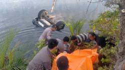 Suzuki Escudo Terjun ke Sungai dan Tenggelam di Tapteng, 3 Orang Tewas