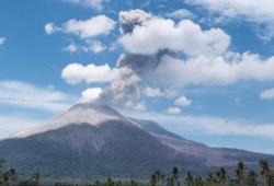 Gunung Lewotobi Laki-laki Meletus Hari Ini 7 Kali, Kolom Abu 2.000 Meter