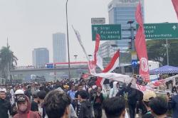 Disemprot Water Cannon, Massa Demo di DPR Berlarian ke Jalan Tol