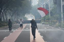 Perlawanan Massa Hadapi Polisi yang Bubarkan Aksi Unjuk Rasa di DPR