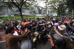 Massa Demo 25 Agustus di DPR Cegat Konvoi Brimob, Kibarkan Bendera Merah Putih