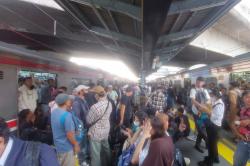 Ribuan Penumpang KRL Tertahan di Stasiun Tanah Abang Imbas Demo 25 Agustus
