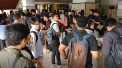 Ratusan Pencari Kerja Serbu Job Fair di Surabaya, Rela Antre untuk Wawancara<