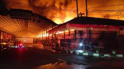 Pasar Atas Payakumbuh Terbakar, Pedagang Panik Selamatkan Barang-Barang<