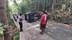 Kecelakaan di Kulonprogo, Innova Hilang Kendali Tabrak Tebing hingga Terguling<