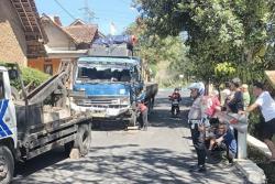 Kecelakaan Beruntun 2 Truk dan Motor di Jalur Pabrik Sumedang, 1 Orang Luka-Luka<