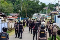Kericuhan Sorong: Massa Blokade Jalan, Bentrok dengan Aparat hingga Rusak Rumah Kajari<