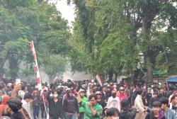 Lalin Palmerah-Slipi Lumpuh Total, Jalan Dikuasai Massa Demo