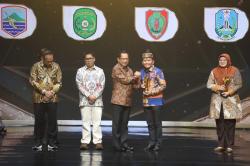 Pemimpin Daerah Awards 2025, Para Pejabat Tampilkan Ciri Khas Wilayahnya Lewat Busana