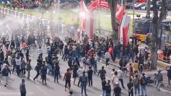 Aksi Solidaritas Ojol di Surabaya Memanas, Massa Lempari Polisi dan Teriak Pembunuh<