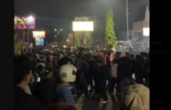Demo Jogja Memanggil Memanas, Mobil di Polda DIY Dibakar Massa<